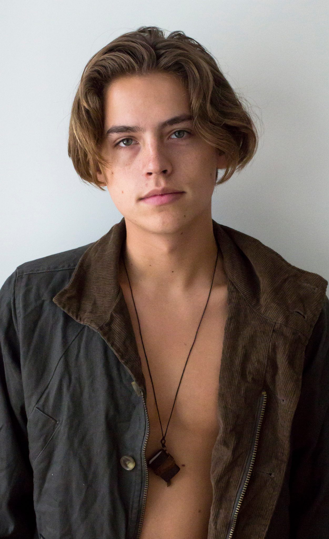 Cole Sprouse 2024 Hellblond Haar & unkonventionell Haarstil.
